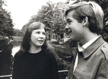 Wieteke en Pari op brug Amsterdam